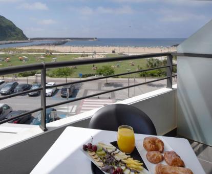 Foto de las instalaciones de este hotel con vistas al mar.