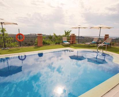 Foto de la piscina del hotel con jardín y vistas a los alrededores.