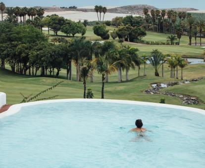 Foto de la piscina al aire libre del hotel con vistas a los campos de golf.