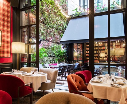 Foto del restaurante en el interior del Hotel Solo para adultos Wittmore en la ciudad de Barcelona donde vemos el ambiente ideal para parejas en en que disfrutar de una comida o cena romántica.