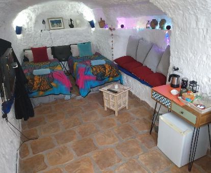 Interior de esta coqueta cueva de uso privado para estancias en pareja.