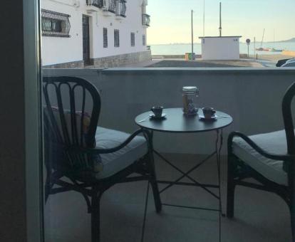 Foto de las instalaciones de este hotel con vistas al mar.
