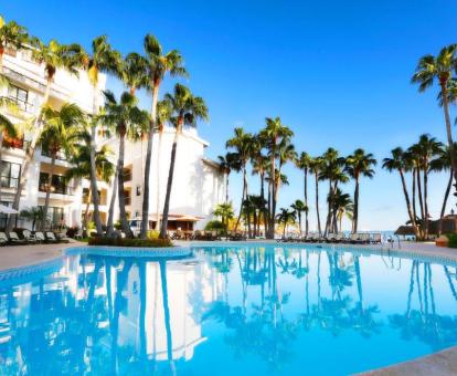 Foto de la piscina al aire libre de este precioso hotel todo incluido.