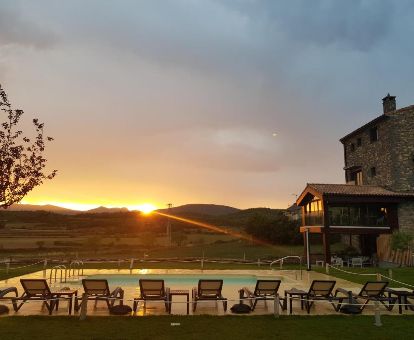 Edficio de este maravilloso hotel romántico solo para adultos con amplia zona exterior y piscina, en un entorno rural tranquilo.