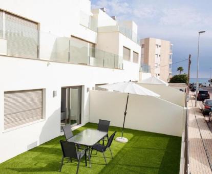 Foto de las instalaciones de este hotel con vistas al mar.