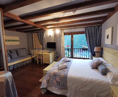 Una de las acogedoras habitaciones con zona de estar y vistas de este hotel romántico en la montaña.