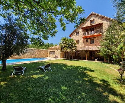 Edificio de este hotel rural con jardín y piscina al aire libre.