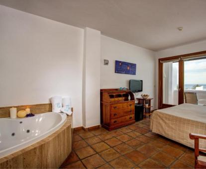 Habitación doble superior con jacuzzi privado cerca de la cama.