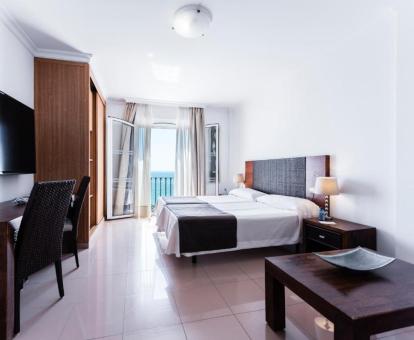Foto de una de las modernas habitaciones con vistas al mar de este alojamiento.