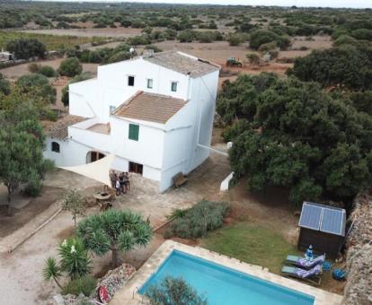 Foto de este agroturismo con piscina comunitaria y granja.