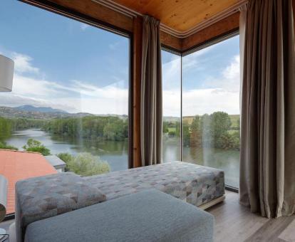 Foto de una de las habitaciones con espectaculares vistas al río.