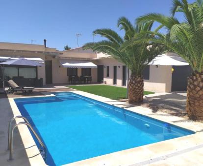 Foto de esta preciosa casa con zona exterior y piscina privada.