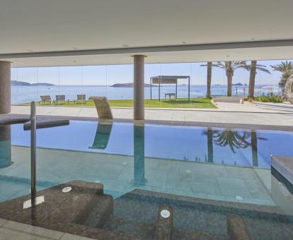 Foto de la piscina de hidroterapia del spa del hotel con vistas al mar.