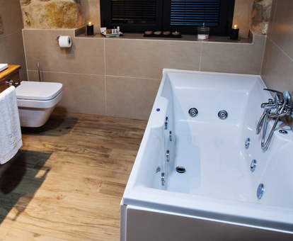 Foto del baño con bañera de hidromasaje que se encuentra en el Hotel Rural Torre Maestre