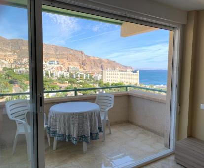 Foto de las instalaciones de este hotel con vistas al mar.
