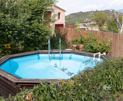 Foto de la pequeña piscina y jardín privado de la casa rural.