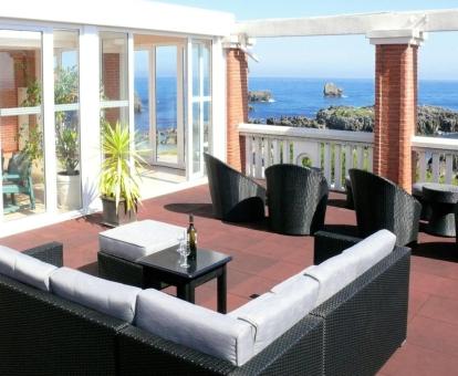 Foto de una de las terrazas con mobiliario exterior y vistas al mar del hotel.