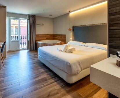 Una de las amplias habitaciones con jacuzzi privado junto a la cama del hotel.