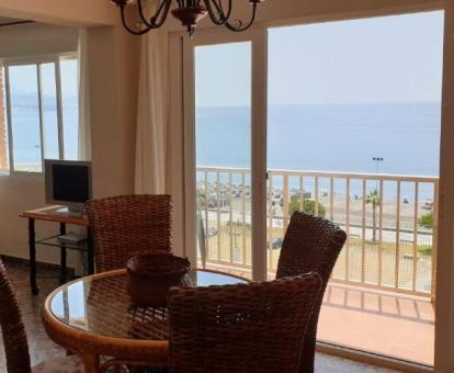 Foto de las vistas al mar desde el interior de este apartamento con balcón.