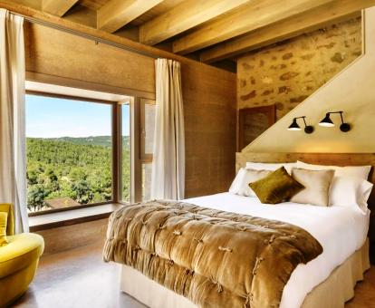 Foto de una de las elegantes habitaciones con vistas a las montañas.