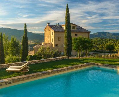 Edificio de este maravilloso hotel rural con piscina al aire libre rodeado de naturaleza.