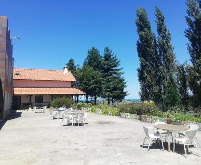 Foto de la amplia zona exterior ajardinada con vistas al mar de esta posada.