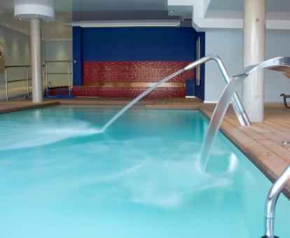 Foto de la piscina cubierta con hidroterapia del spa de este hotel, disponible todo el año.