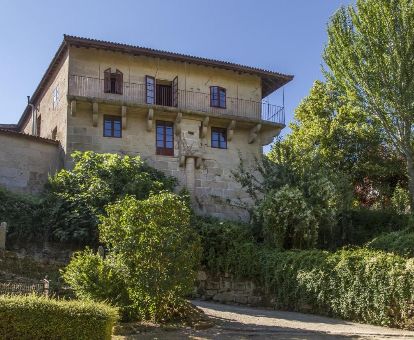 Edificio de este hotel rural en una antigua casa rodeada de vegetación.