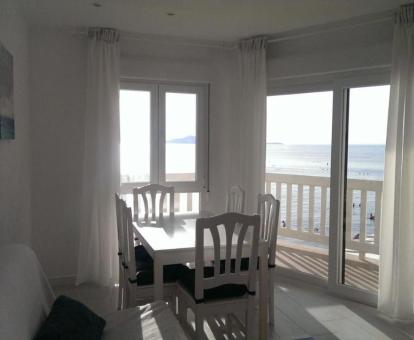 Foto de las vistas al mar desde el interior de uno de los apartamentos.