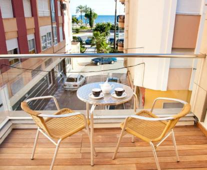 Foto de la terraza con comedor exterior y vistas al mar de uno de los apartamentos.