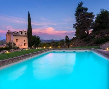 Foto de la piscina climatizada al aire libre disponible todo el año de este hotel.