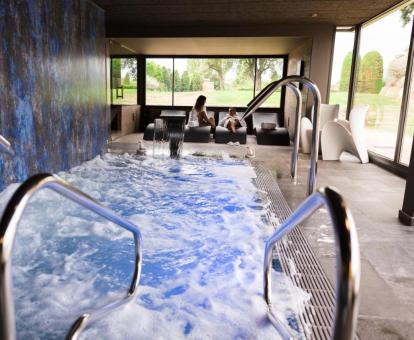 Foto de la piscina cubierta con hidroterapia del spa del hotel, disponible todo el año.