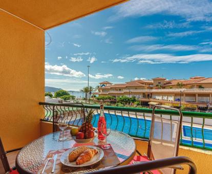 Foto de la terraza con mobiliario exterior y vistas al mar de este apartamento.