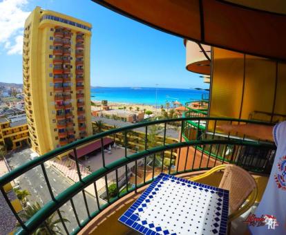 Foto de la terraza con vistas al mar y mobiliario exterior de uno de los apartamentos.