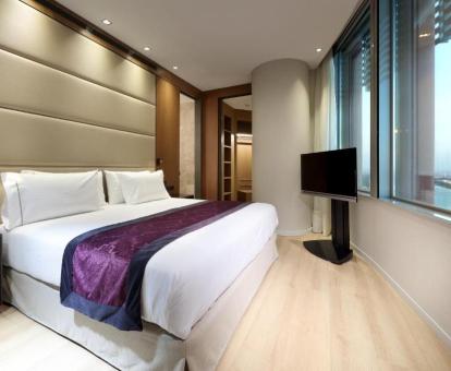 Foto de una de las habitaciones con vistas a la ciudad.