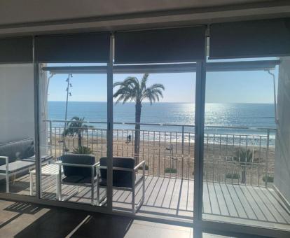 Foto de las instalaciones de este hotel con vistas al mar.