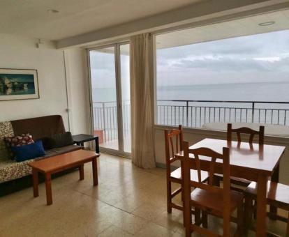 Foto de las instalaciones de este hotel con vistas al mar.