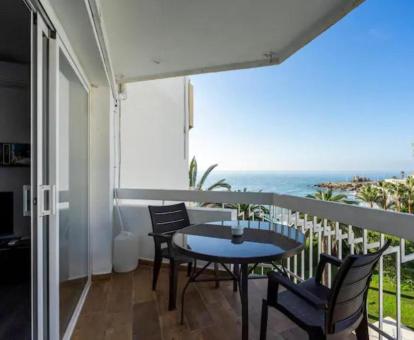 Foto de las vistas al mar y a los alrededores desde el balcón amueblado de este apartamento.