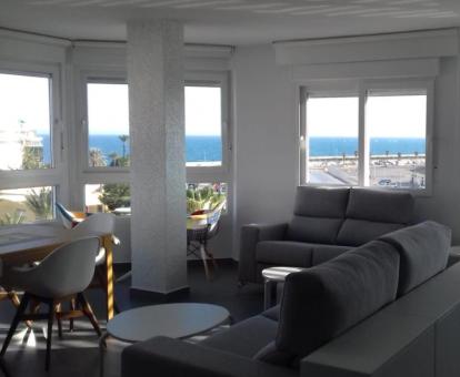 Foto de las instalaciones de este apartamento con vistas al mar.