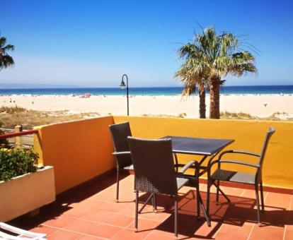 Foto de la terraza con vistas al mar de este apartamento.