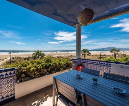 Foto de la terraza cubierta con vistas al mar de uno de los apartamentos.