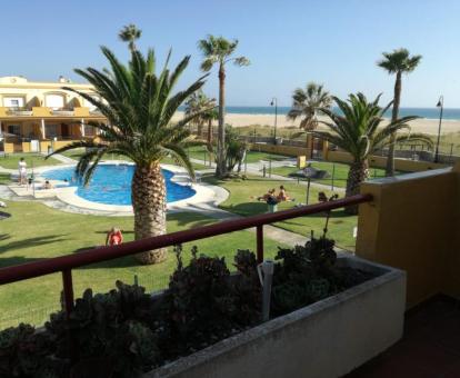 Foto de la terraza con vistas al mar del apartamento.
