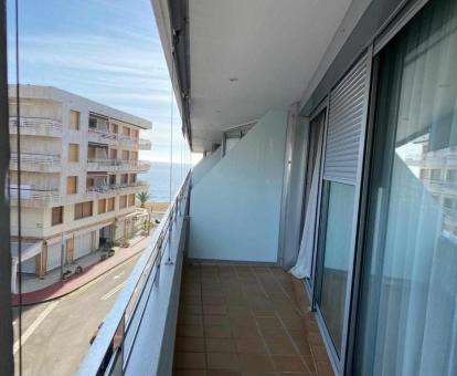 Foto de las instalaciones de este hotel con vistas al mar.