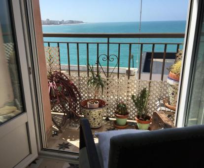 Foto de las vistas al mar desde el balcón de este apartamento.