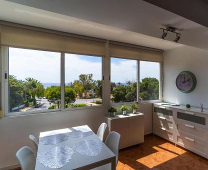 Foto de las instalaciones de este hotel con vistas al mar.