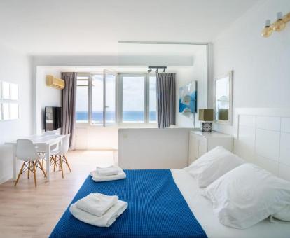 Foto de las instalaciones de este hotel con vistas al mar.