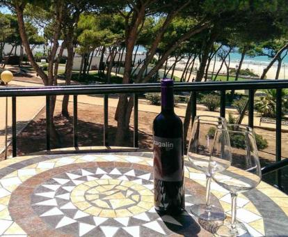 Foto de la terraza con comedor exterior y vistas al mar de este apartamento.