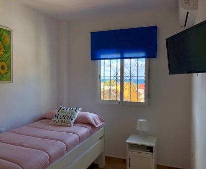 Foto de las vistas al mar desde uno de los dormitorios de esta casa independiente.