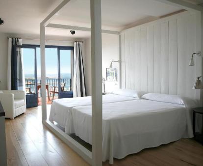 Foto de las instalaciones de este hotel con vistas al mar.