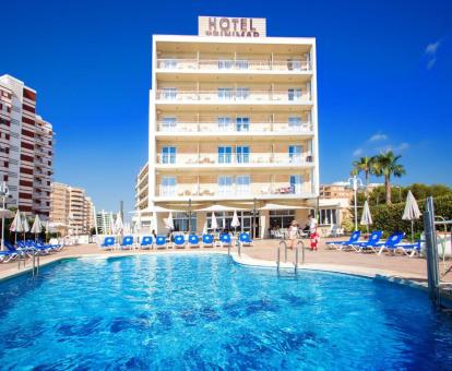 Foto de la piscina al aire libre disponible todo el año del hotel.